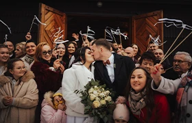Fotografia ślubna. Para młoda całuje się.