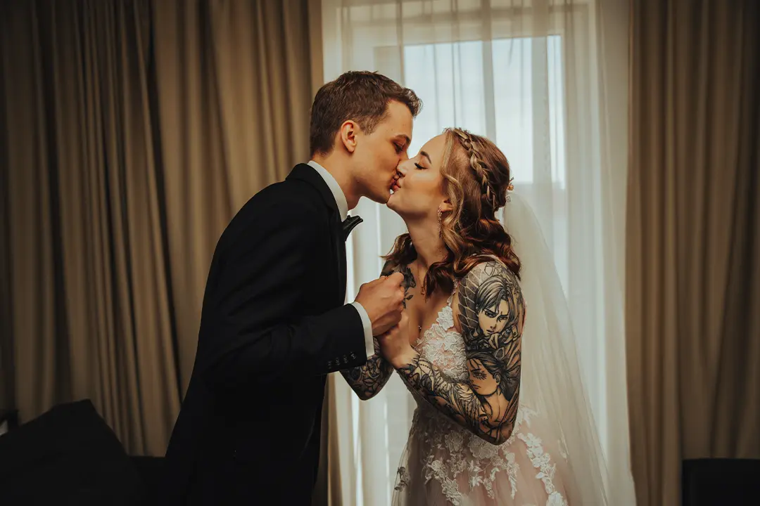 Para młoda całuje się.