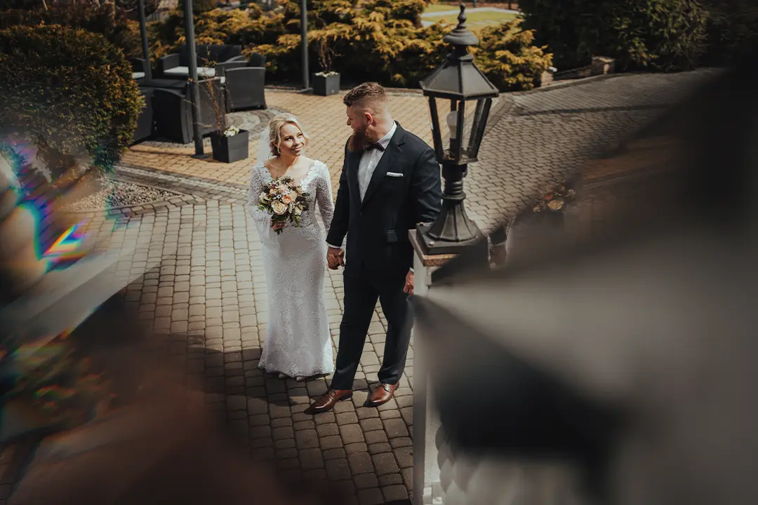 Sesja pary młodej w drodze do kościoła.