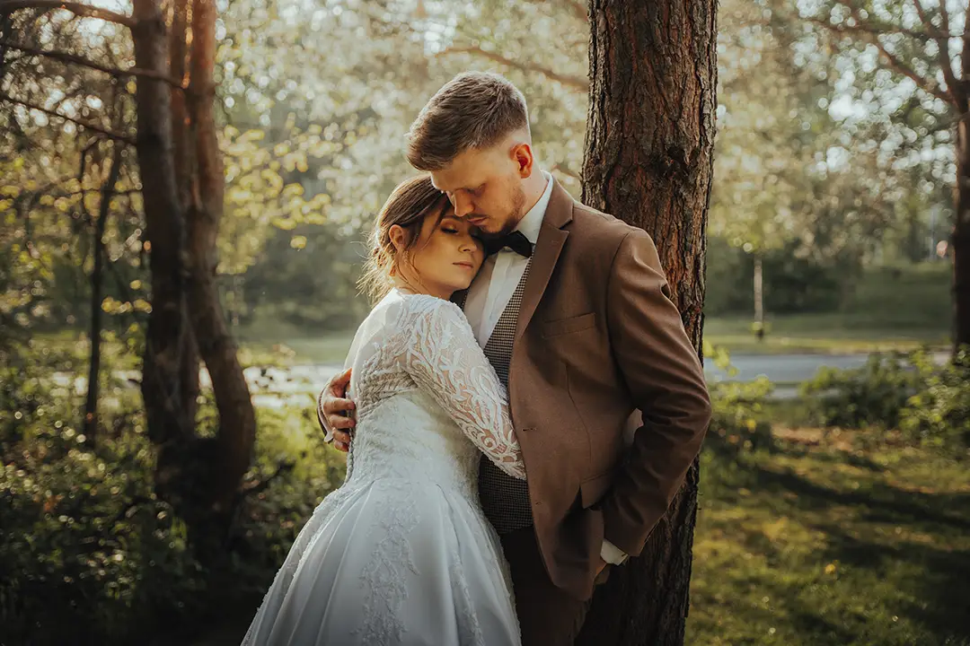 Para młoda przytula się.